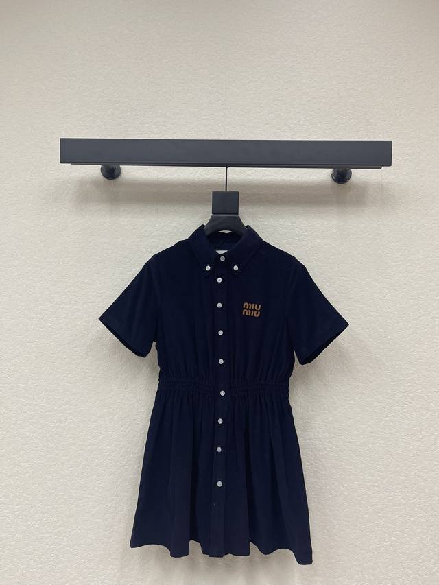Miumi*26早春新款翻领开襟短袖连衣裙。定制Yb进口灯芯绒材质，质感细腻，挺括有型，藏蓝调的衬衫裙太戳少女心了，皮革立体是低调的精致小心机，收腰设计勾勒出灵