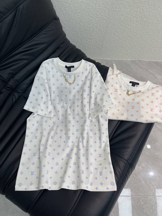 Louis Vuitto*26春夏新款圆领印花链条短袖T恤。定制Yb丝光全棉材质，透气舒适，质感十足，常规短袖T恤裁剪，凸显品牌格调，采用克重纯棉制成，略带有弹