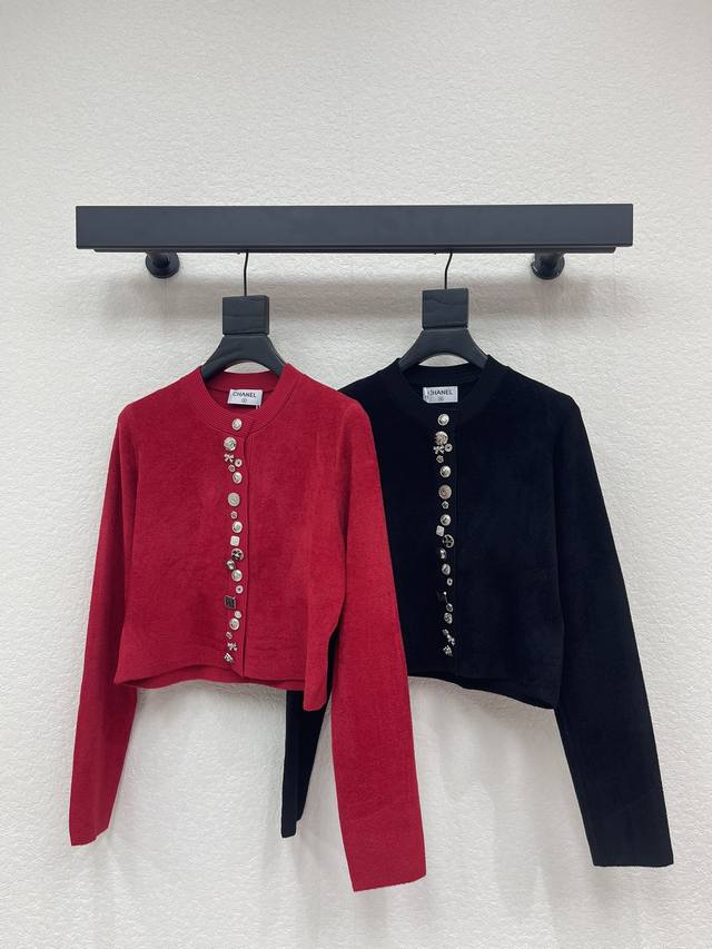 Chane*26早春新款圆领针织长袖开衫！定制羊毛针织材质织造 柔软舒适 质感高级圆领针织开衫剪裁 前襟门扣定制多种形状纽扣设计 高级时髦 短款修身版型 上身妥