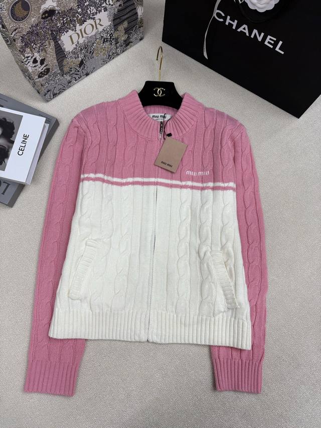 Miumi*25秋冬新款针织立领开衫 撞色拼接设计品牌字母Logo刺绣点缀 Yb开模字母Logo拉链 时髦精致百搭 尺码Sml Aa