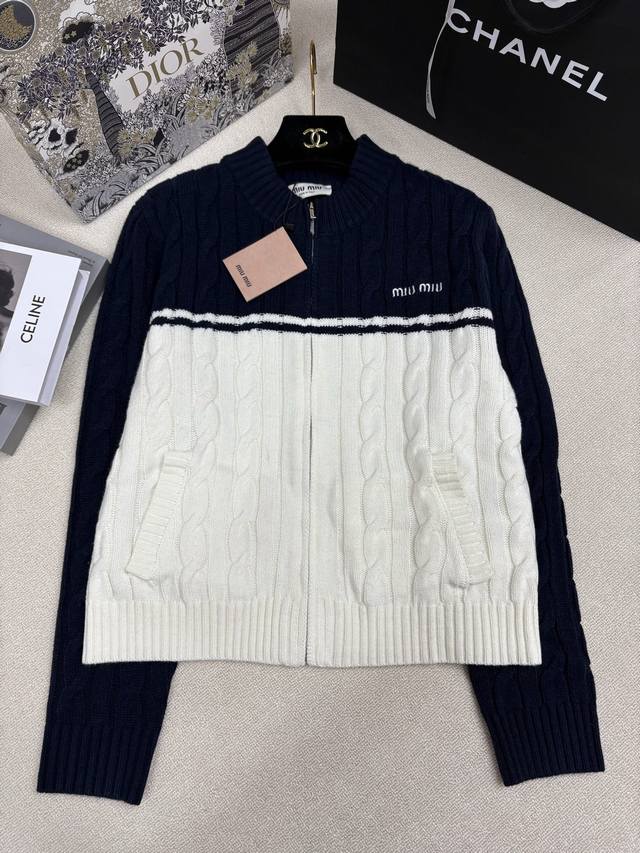Miumi*25秋冬新款针织立领开衫 撞色拼接设计品牌字母Logo刺绣点缀 Yb开模字母Logo拉链 时髦精致百搭 尺码Sml Aa.