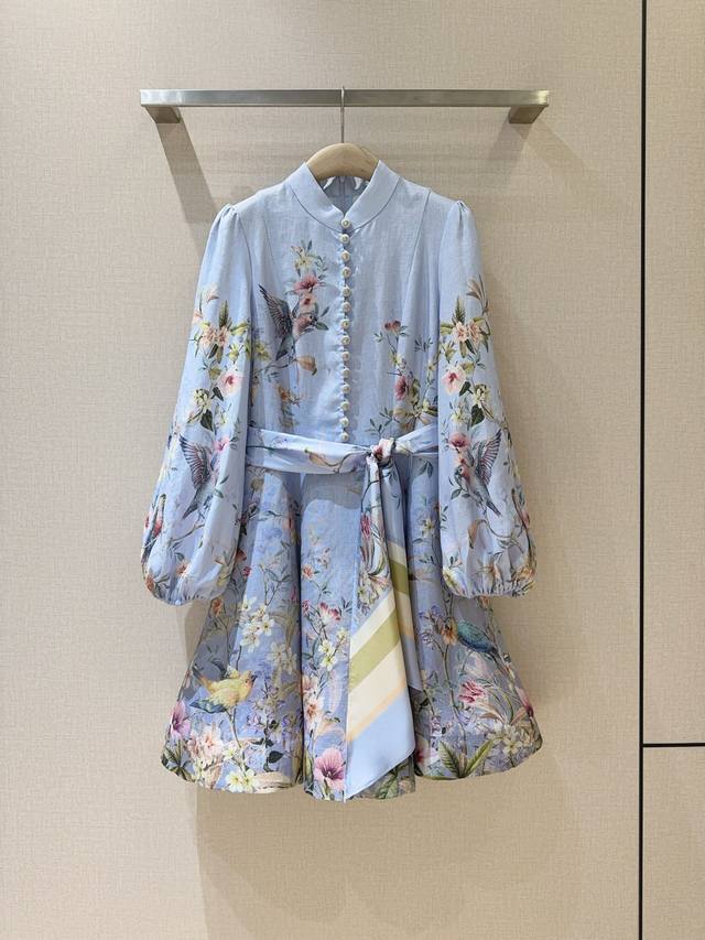 Zimmerma*N*N 26新品 采用立领和灯笼袖设计，选用亚麻面料制成，松紧式袖口，衣身前襟纽扣点缀，配有一条可拆卸丝巾腰带，阔裙摆灵动飘逸，诠释了迷人的浪