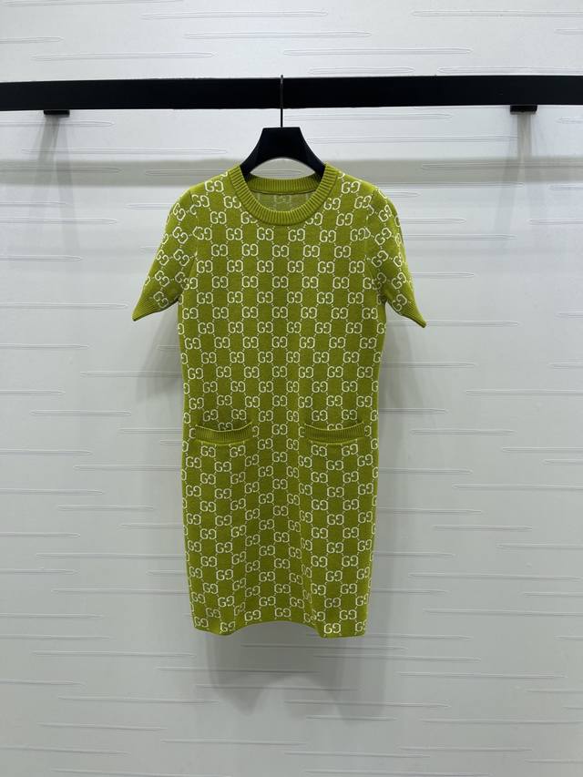 上新原单高端品质 Gucc*2026早春最新系列！提花针织圆领短袖连衣裙！定制羊毛针织材质 舒适软糯 弹力十足 圆领针织短袖连衣裙裁剪 领口袖口螺纹包边 舒适有