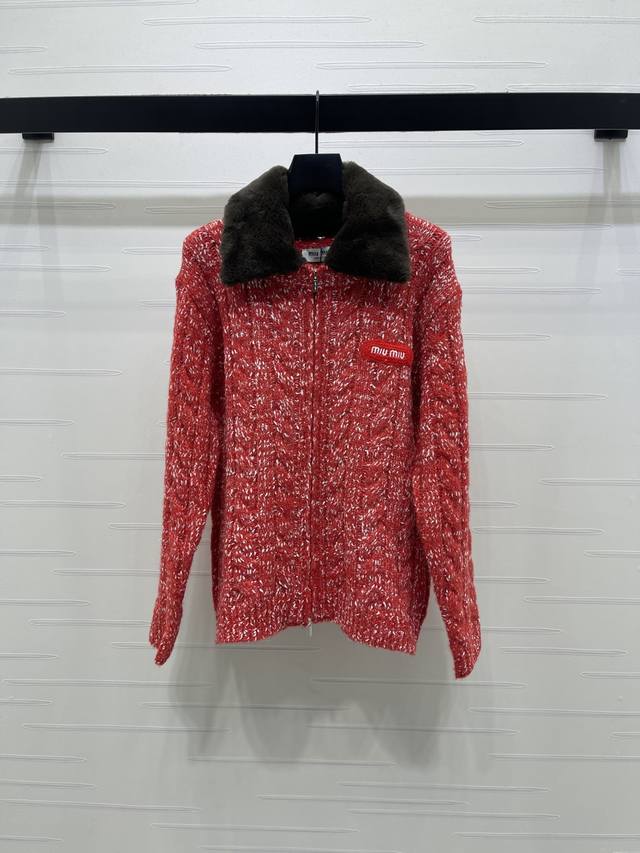上新原单高端品质 Miumi*2025秋冬最新系列！毛茸茸翻领雪花彩点拉链开衫外套！定制Yb羊毛纱线织造，细腻柔软，弹力十足 ，精致连帽拉链开衫版型，通体以细腻