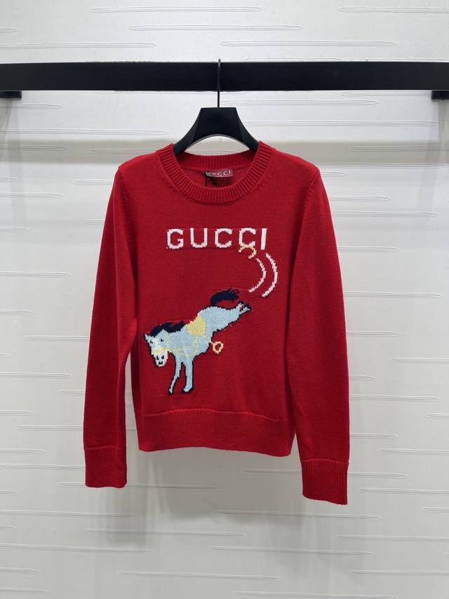 上新原单高端品质Gucc* 2026早春最新系列！贺岁圆领马年毛衣！新年贺岁系列 定制羊毛纱线材质，质感细腻，舒适保暖，圆领针织毛衣裁剪，领口袖口和下摆呼应以螺