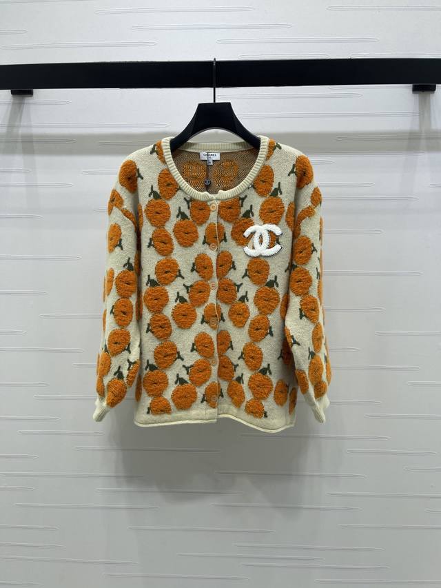 上新原单高端品质 Chane* 2026早春最新系列！橙色南瓜毛衣开衫，采用柔软针织材质，立体植绒南瓜图案超有复古氛围感细节满分