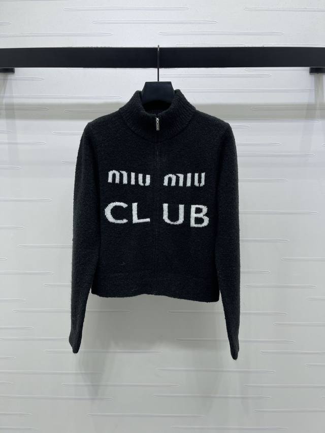 上新原单高端品质 Miumi*2026早春最新系列！立领拉链针织开衫毛衣！定制羊毛混纺纱线织造 柔软舒适 针织开衫剪裁 胸前撞色品牌字母Logo刺绣微标设计 凸