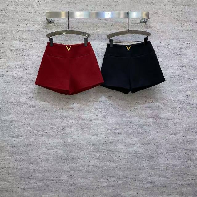 Va2026 Sp 精品裤子 甄选精品Tr西装面料制作的短裤，面料挺括有型且垂坠透气，酒红与黑色双色可选，腰头金属V标点缀，利落版型修饰腿型更显高挑。 颜色：酒