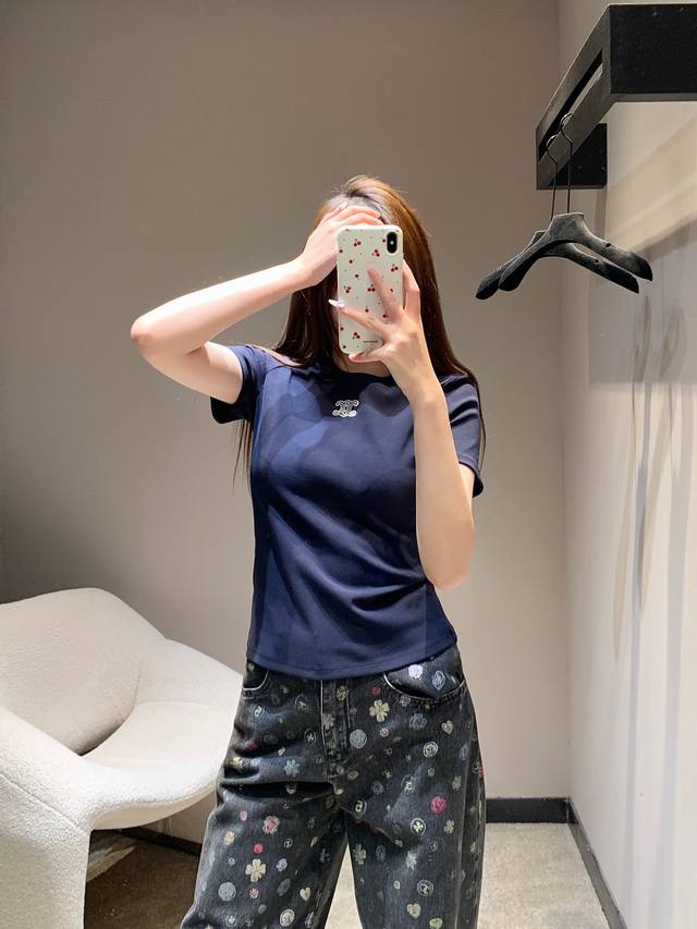 Celin* 26Ss早春新款 凯旋门刺绣弹力短袖T恤丨独家Yb开发！高版出品！高弹纯棉面料，贴身不紧绷；软而不塌，早春单穿 叠穿都能衬出利落线条；圆领短袖+胸