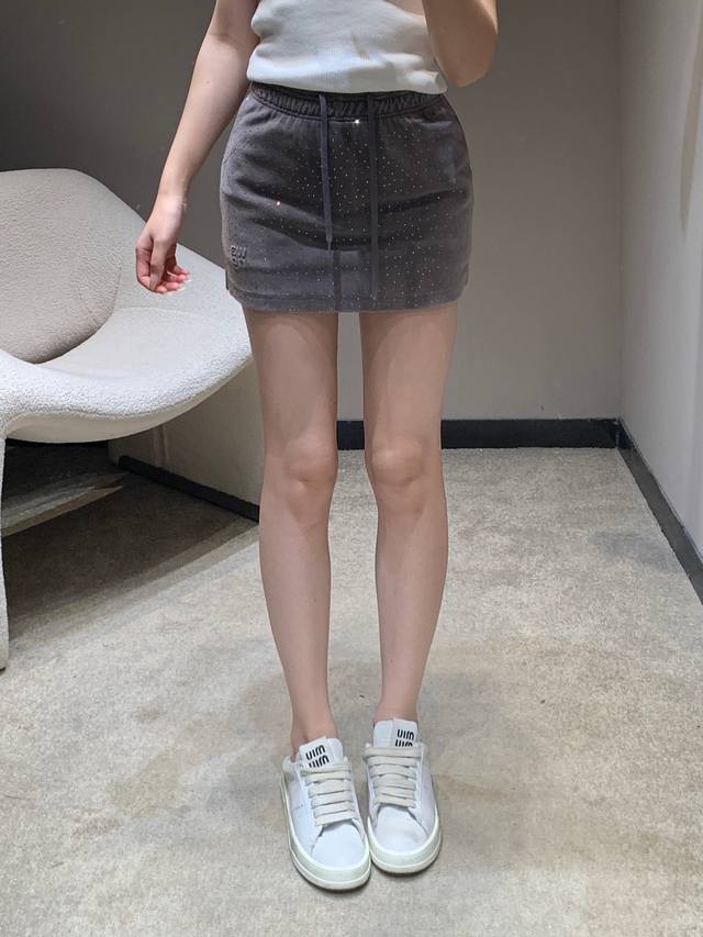 Alexan*Er Wang 26Ss早春新款 丝绒烫钻短款半裙丨独家高版出品！柔滑丝绒面料自带细腻光泽，满铺烫钻设计在光影下折射出细碎星光，松紧腰头搭配抽绳细