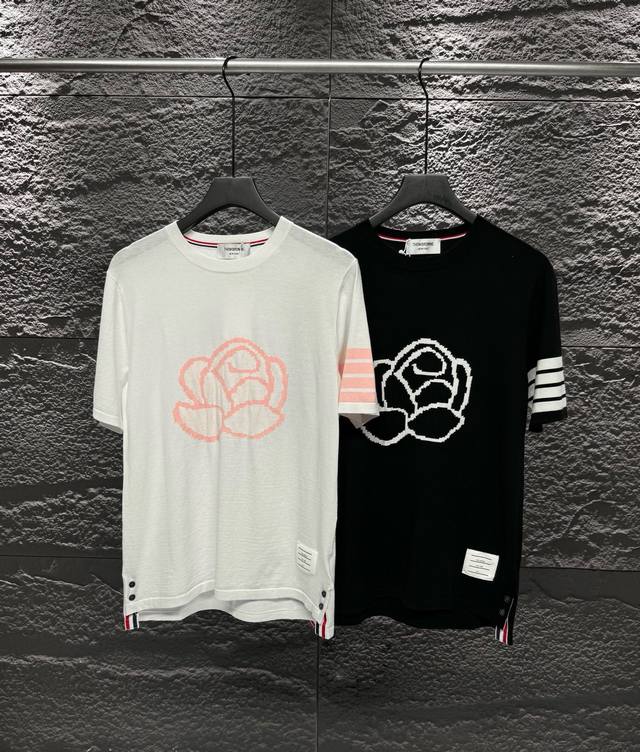 原单贸易正品 DDD Thom Browne 汤姆布朗Tb四条杠山茶花图腾提花针织衫！ DDD 美国贸易公司智利海外版！限量发售！ DDD 山茶文化复兴，温柔暴