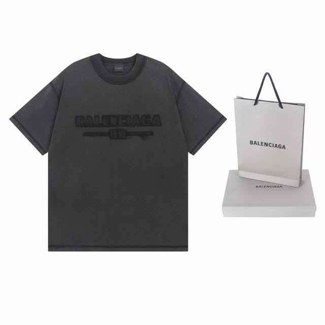 实拍图 顶级版本.官网品质 Balenci*Ga 巴黎#2025新款 字母Logo胸前贴布刺绣洗水短袖T恤， 成衣釆用反面缝合，成衣洗水，设计感十足 欢迎对比