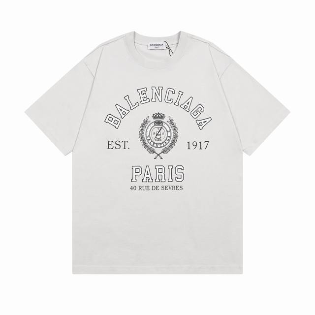 细节图 顶级版本.官网品质 Balenci*Ga 巴黎.1917皇冠麦穗印花短袖T恤.砖柜同步.面料采用巴黎Zp定织定染全棉双纱紧密棉.克重260克，布面干净.