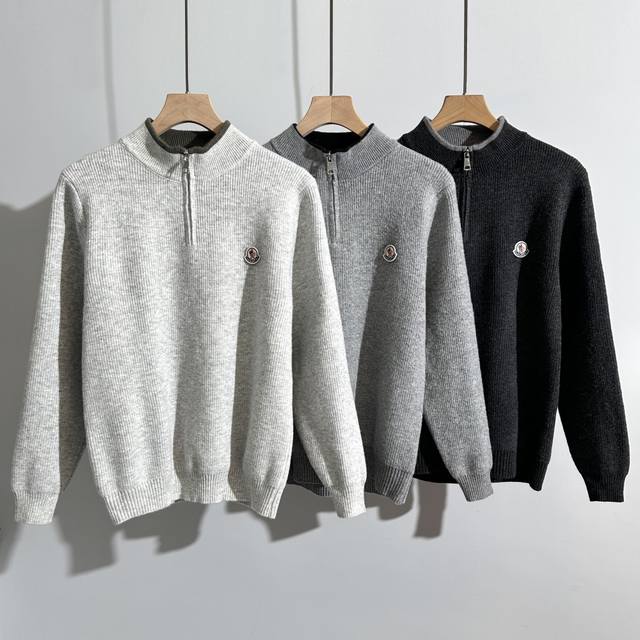 蒙口秋冬重磅毛衣，以羊毛混纺锁住体温，内里细腻加绒，缔造温暖防线。半拉链立领设计，兼顾风度与便捷。个性撞色点缀，打破沉闷，为日常通勤与休闲生活注入时髦活力，一件