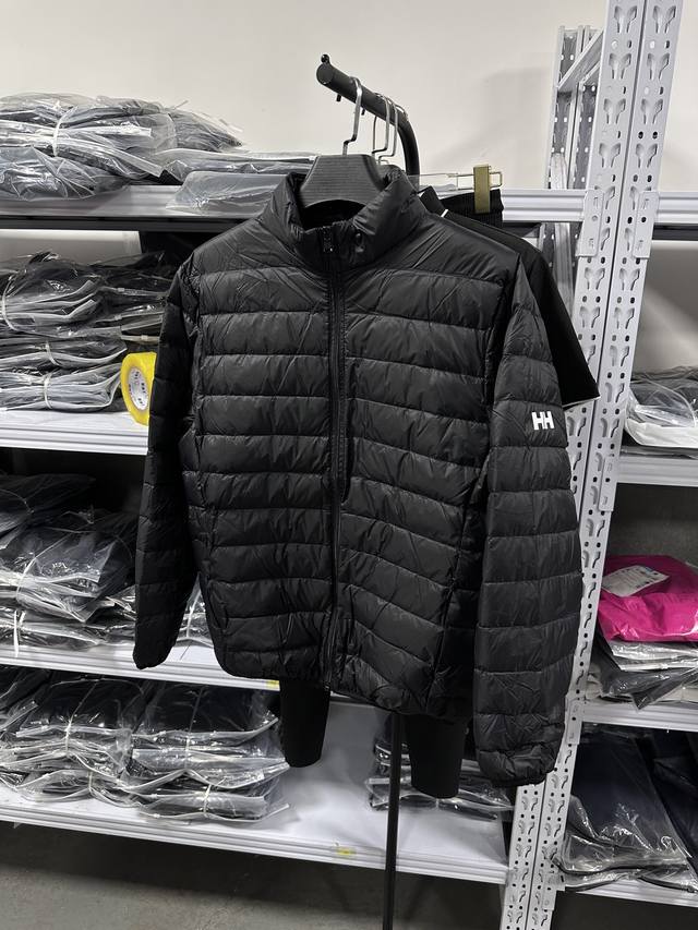 DDD 户外轻羽绒夹克男款 - DDD 这款羽绒服，是海外版，国内旗舰店是没有发售的，只能代购才可以买到，对于排骨架这种轻量行羽绒服，每年是最受爱的！ DDD