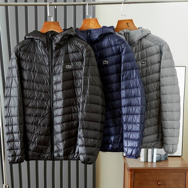 Lacoste法国鳄鱼连帽轻薄纯色羽绒服重磅推荐！上海恒隆中心专柜在售2800 DDD %锦纶双面防钻绒高科技面料，90%白鸭绒，上身很轻保暖性好，版型个人实在
