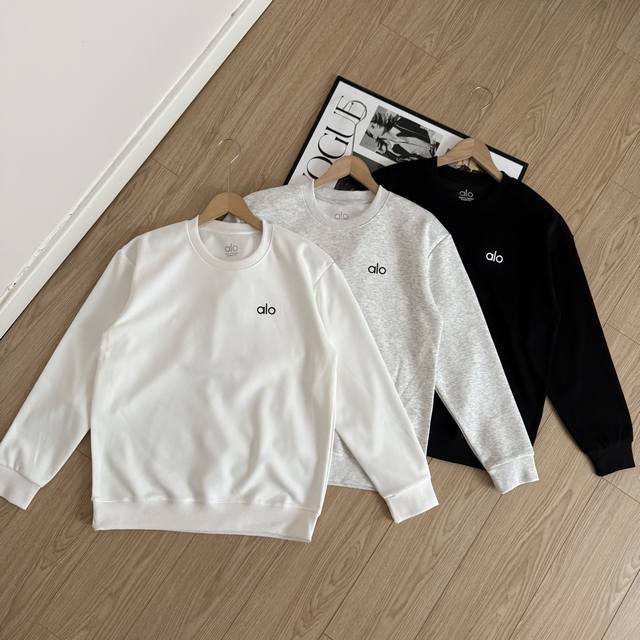 Alo Yoga 基础印花Logo 休闲圆领卫衣 DDD 面料方面：精选300G高支棉混纺材质，亲肤柔软，兼顾透气与保暖性能，适合春秋日常穿着，也能作为冬季内搭
