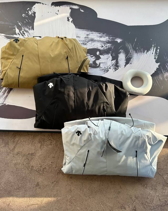 特价 齐色齐码 不退不换 DDD Descente 迪桑特特训服加厚羽绒棉服男女同款 DDD 专柜款版型，全身压胶工艺 领口门襟多处压胶磁吸扣设计 ！品质无敌