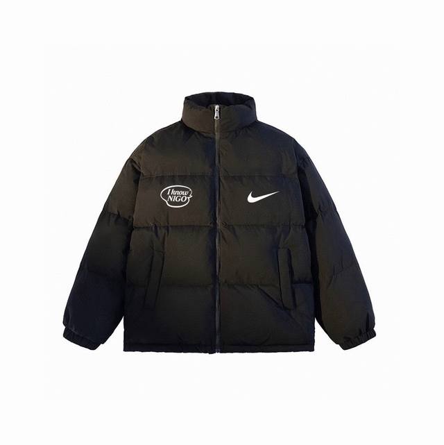 Nike 耐克 Nigo经典款宽松羽绒棉衣棉服立领面包服 DDD 高品质羽绒棉服系列 DDD 面料采用柔软牛津 搭配750新疆羽绒棉高密度充绒 温暖舒适 宽松版