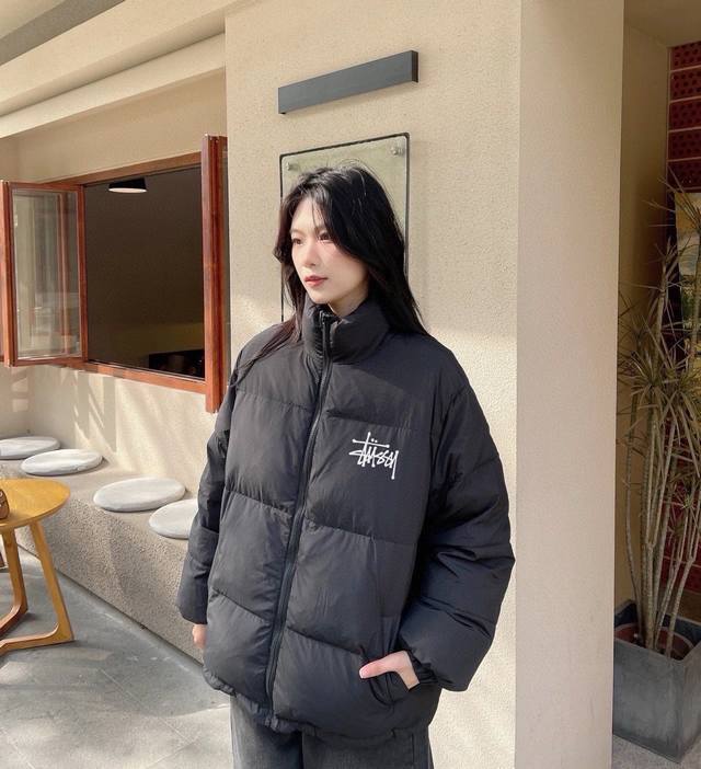 Stussy 斯图西经典宽松羽绒棉衣棉服立领面包服 超级蓬松 超级保暖 DDD 高品质羽绒棉服系列 DDD 面料采用柔软牛津 搭配750新疆羽绒棉高密度充绒 温