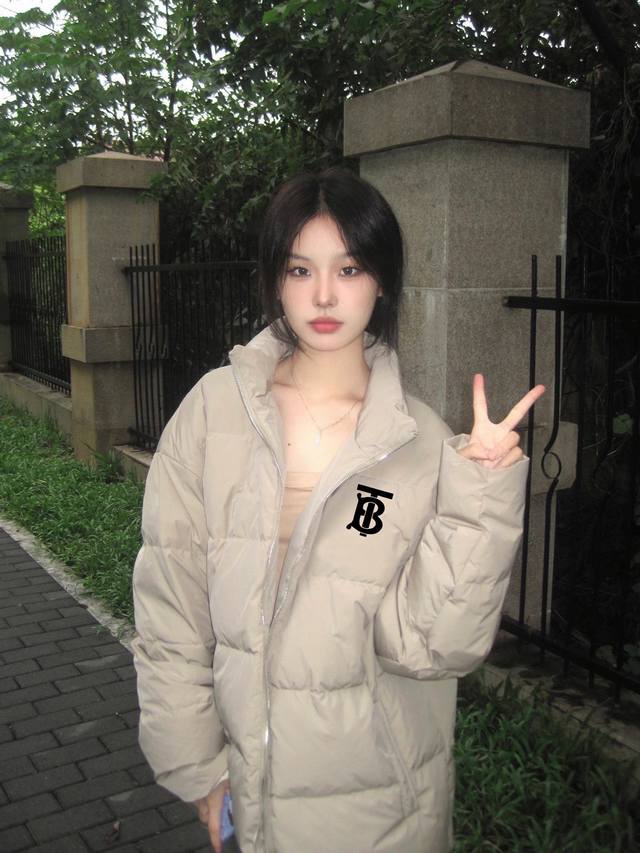 Burberry 巴宝莉宽松羽绒棉衣棉服立领面包服 DDD 高品质羽绒棉服系列 DDD 面料采用柔软牛津 搭配750新疆羽绒棉高密度充绒 温暖舒适 宽松版型 提