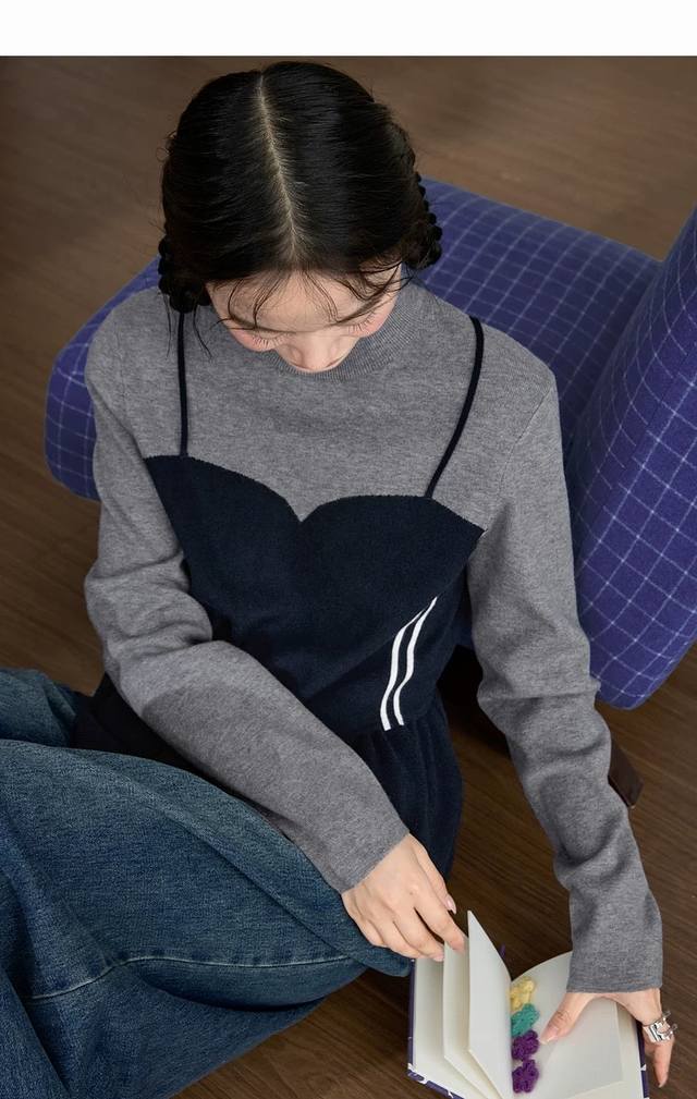 灰色假两件背心针织衫半高领长袖2025秋冬季新款女装上衣毛衣，软乎乎的针织面料贴身穿超舒服，灰蓝撞色的假两件设计，把吊带的甜和针织的温柔揉在一起～半高领修饰脖颈
