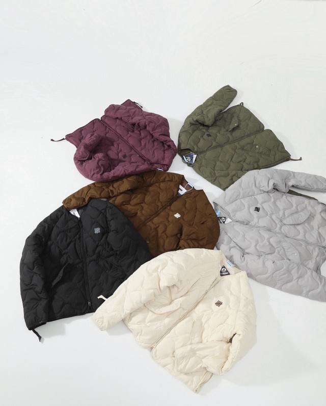 Undefeated五道杠轻薄羽绒服 DDD 定织定染尼龙面料 内里填充80绒 轻薄保暖 高密丝网印花不脱落变色 口袋里可收纳袋 方便快捷携带 细节辅料原版一致