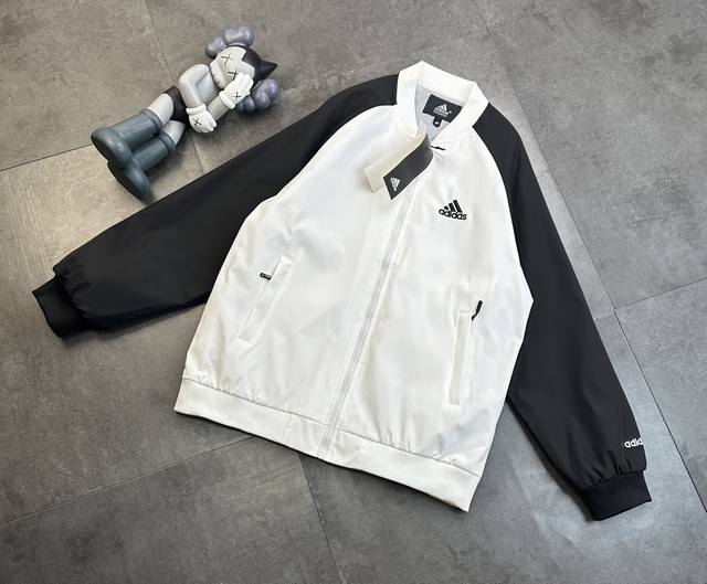 特价 剩2Xl潮牌阿迪达斯Adidas情侣款夹克外套！跟着心情穿搭，好天气的蹦跶日常，休闲人的早春，需要来点运动风开开场，是谁又被心种草了我不说！ DDD 易烊