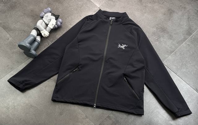 特价 剩M潮牌Arcteryx始祖鸟机春秋户外运动休闲立领防风防水透气软壳冲锋衣外套。系列综训训练男士针织户外运动上衣外套春秋！ DDD 采用质感针织户外面料制