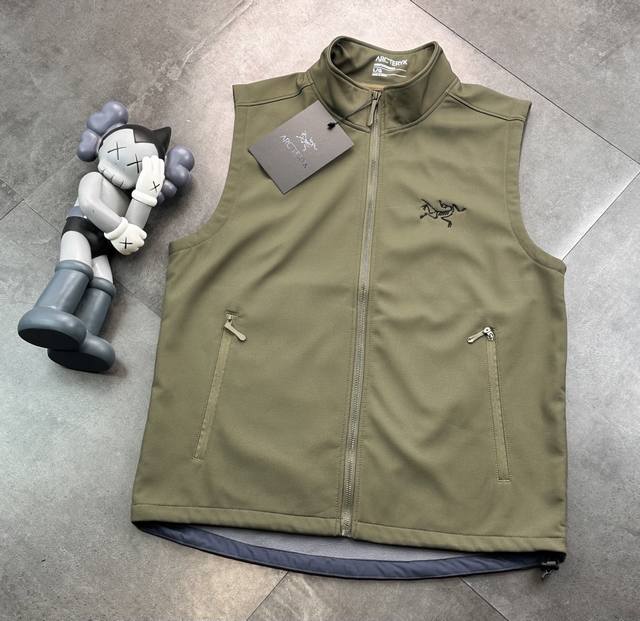 特价 剩Xl潮牌始祖鸟Arcteryx高品质男士马甲户外运动立领宽松无袖多口袋马甲背心。这款马甲背心，采用舒适面料，户外、运动、休闲、居家都非常適合。 DDD
