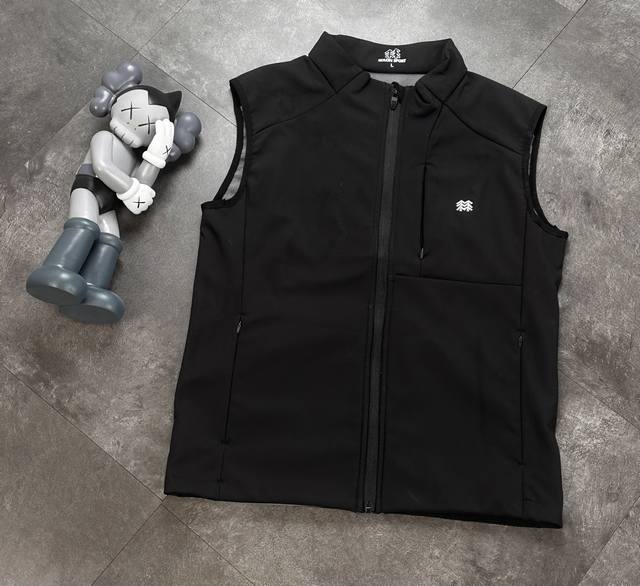 特价 剩L 3Xl 潮牌科隆高品质男士马甲户外运动立领宽松无袖多口袋马甲背心。这款马甲背心，采用舒适面料，户外、运动、休闲、居家都非常適合。 DDD 这款立领软