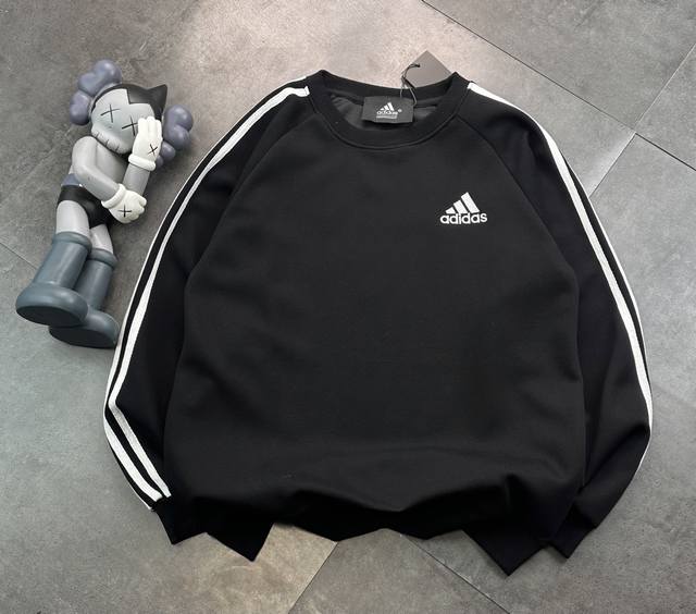 特价 剩L 潮牌阿迪达斯Adidas 两色色最新三叶草兴经典款长袖圆领卫衣 DDD Jennie 同款经典三条杠长袖谁穿谁好看！全网首发 DDD 。 DDD 小