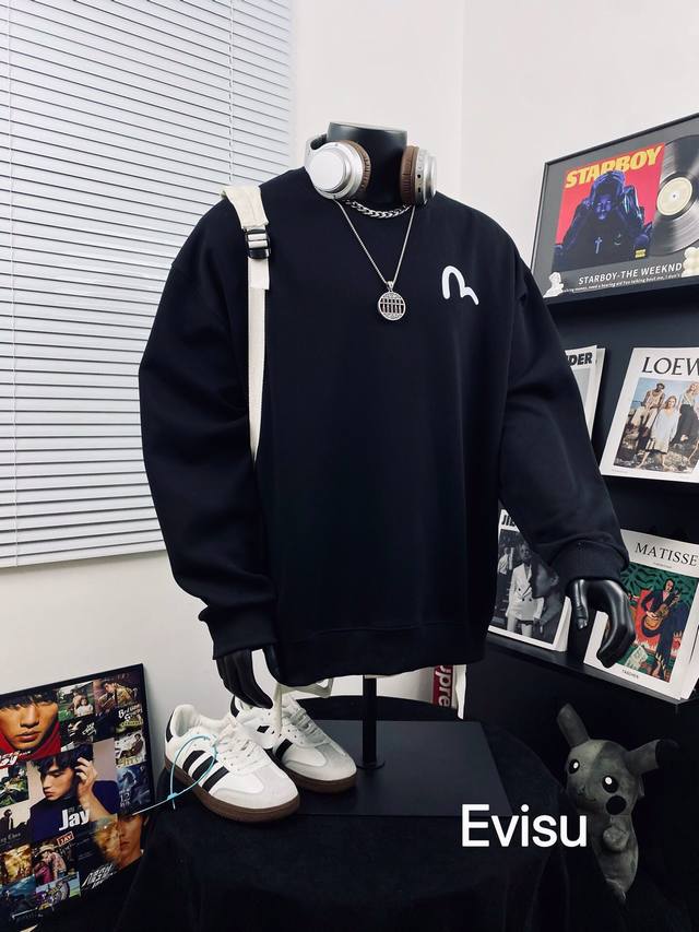 Evisu 福神笔触风格佛头印花男女同款休闲卫衣 DDD 不得不推荐一款非常受欢迎的硬货！你需要这样一件超百搭的卫衣 背面印花采用彩色调调 深浅不一的奢华升级至