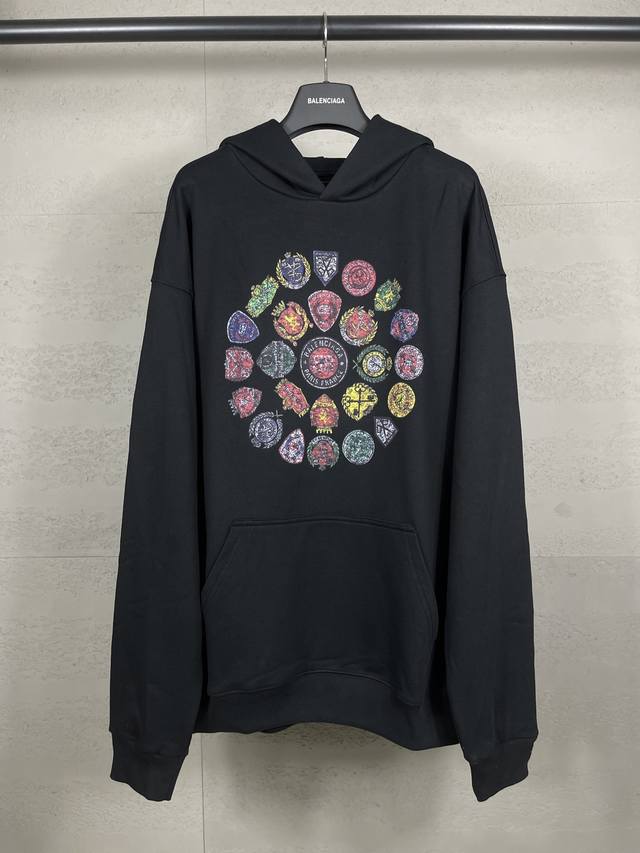 实拍图 顶级版本.官网品质 Balenci*Ga 巴黎.Ss25最新款前面徽章图标 后面字母Logo电脑直喷印花连帽长袖卫衣。砖柜同步.第一时间正品研制，面料采
