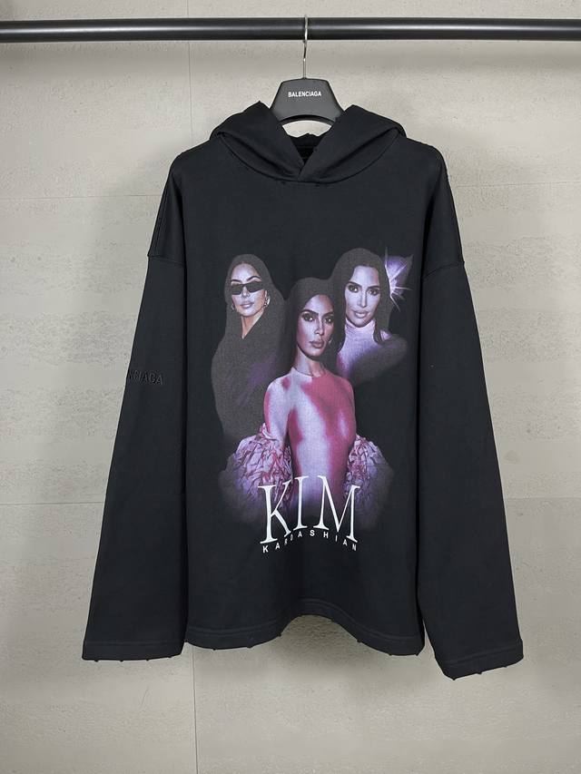 实拍图 顶级版本.官网品质 Balenci*Ga 25新款 。正面以卡戴珊人像艺术作品直喷印花，后面以艺术签名印花 ，右袖刺绣英文磨烂做旧连帽卫衣 DDD Ss