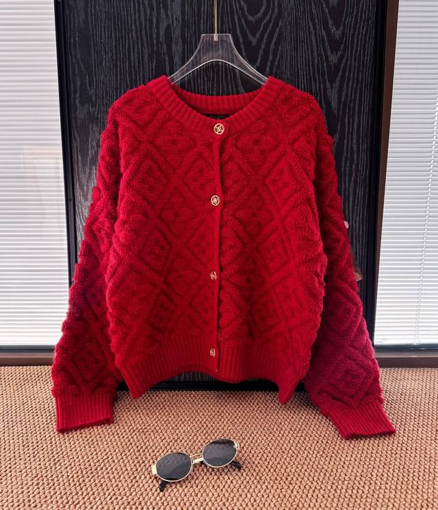 价格P：￥ DDD 品名：1V 四叶草金扣红色立体菱格针织开衫 DDD 尺码：M.L DDD 颜色：红色 DDD 鲜艳红色超有节日氛围，圣诞新年穿超出片，轻松打