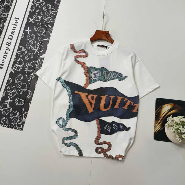 尺码S-Xl顶级版本 DDD Lv26Ss早春新款 数码Lv旗帜短袖 DDD 轻奢主义 男女日常通勤穿搭必备单品 正确版本 欢迎对比 DDD 详细特征 DDD