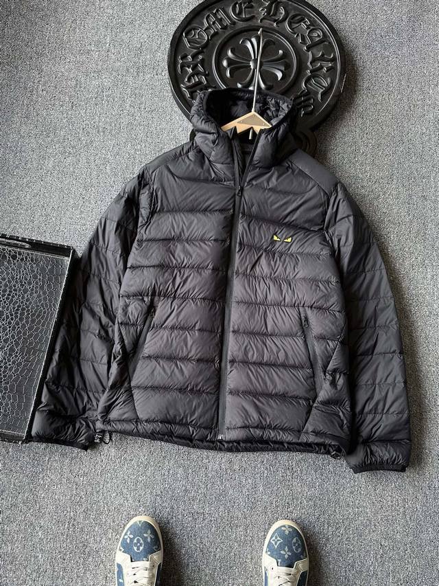 顶级羽绒服！ DDD 人气爆款！Fendi 芬迪小怪兽专柜新品御寒保暖连帽羽绒服！恒隆在售万元级，款号：2101 DDD 芬迪家今年最新定制高密度锦纶表层面料，