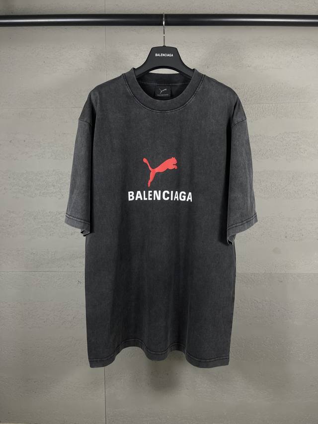 实拍图 顶级版本.官网品质 Balenci*Ga 26新款 。巴黎联名Puma系列前面印花洗水短袖T恤# DDD Ss26最新款。第一时间研发，巨别市场通货。欢