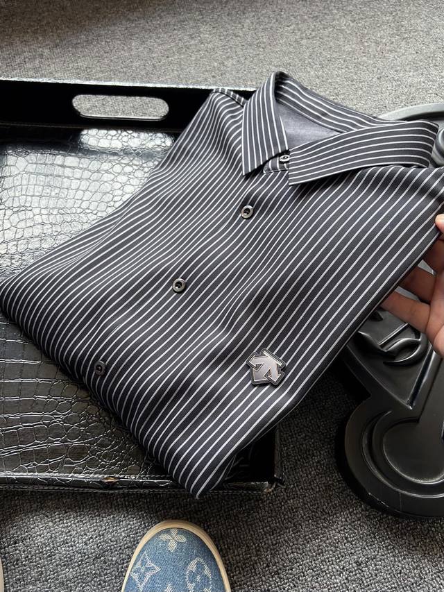 顶级加绒衬衫！ DDD 人气爆款！Descente 迪桑特专柜新品高奢条纹加绒衬衫！恒隆在售万元级，款号：2528 DDD 迪桑特家今年最新开发超柔手感细条纹面