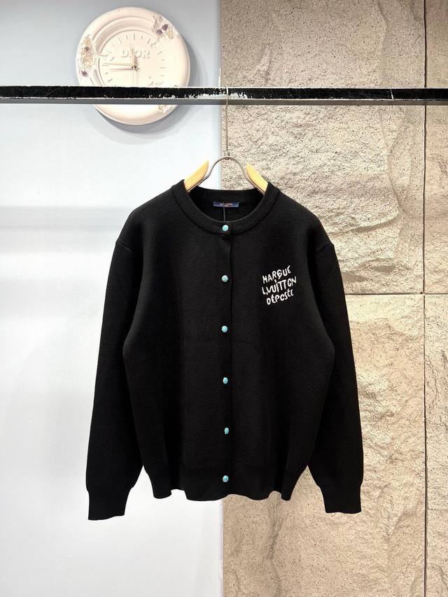 上新 顶级品质 Louis Vuitton 路易威登，2025秋冬季新品 Lv驴家刺绣Logo圆领开衫毛衣针织衫外套男女同款 ！ DDD *精选混纺优质49.3