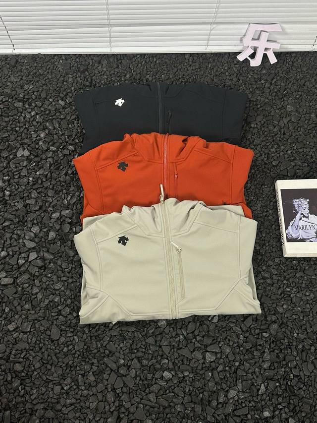 特价 不售后 DDD Descente 迪桑特 24Ss早秋户外登山连帽夹克三防冲锋衣外套 - DDD 早秋户外露营户外冲锋衣！外套大身采用了客上新供定制面料，