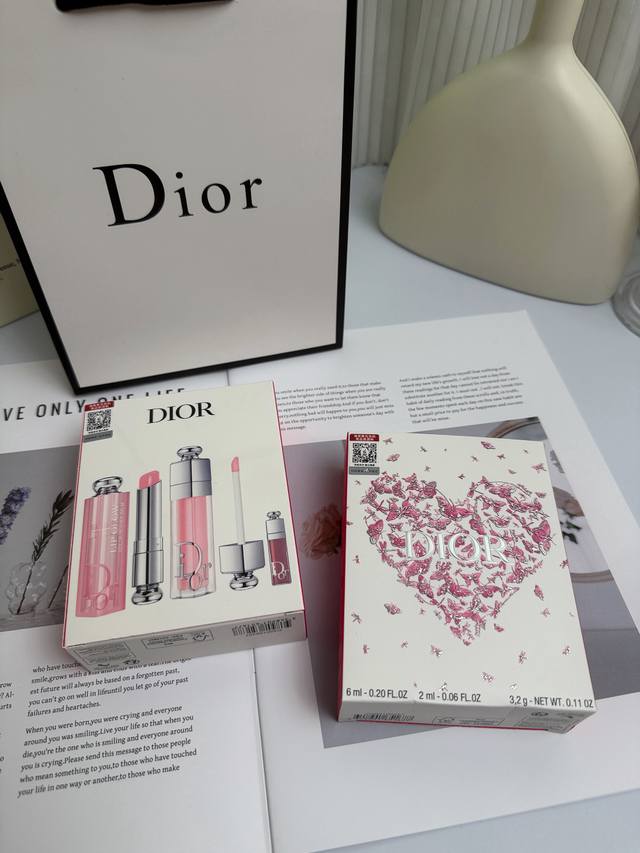 Dior迪奥唇妆三件套礼盒 海南免税品配专柜手提袋 爆款组合：Dior001唇膏+001唇釉+038唇釉小样，一站式拿捏迪奥经典唇妆氛围感，礼盒搭配专属手提袋，