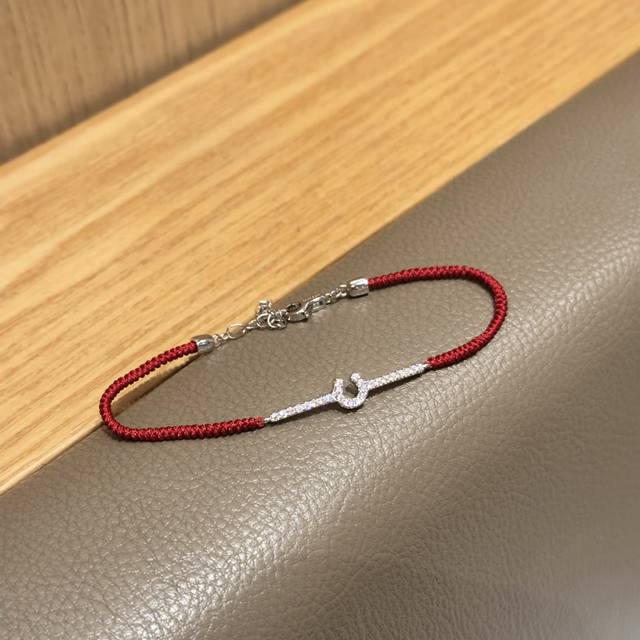 Hefang何方星光马蹄扣红绳手链女手绳手环优雅新年礼物，星光马蹄扣红绳手链，马年只管马不停蹄地冲，总会有幸运守护。配全套包装 DDD