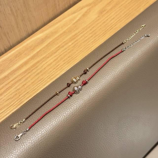 Hefang何方珠宝葫芦红绳手链优雅百搭首饰女饰品新年礼物，葫芦红绳手链，寓意 福禄双全 葫芦的肚子上还有小星星，两色可选，银葫芦寓意平安顺遂，红运满满。金葫芦