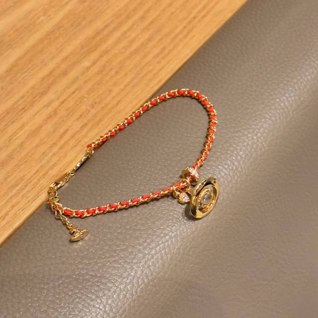 西太后红绳，新年好运款，锆石土星吊坠闪到发光，红绳细巧不突兀，日常搭卫衣、衬衫都显贵气，通勤党闭眼冲，红绳+细链双层设计，叠戴感直接焊在手上，锆石零星点缀超灵动