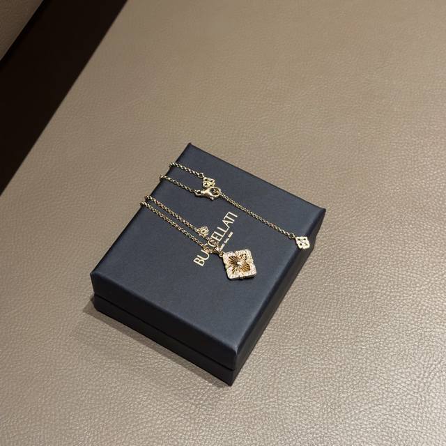 布契拉提虎眼石双面项链，正面新贵风、反面简约大气，采用了独特的珠罗纱工艺，蕾丝薄纱般的质感超飘逸，有种欧式教堂般的华丽和大气，黄金和白钻混搭很衬人气质，精湛的拉