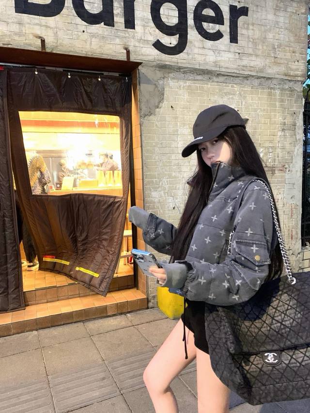 上新 DDD 特价 不退不换 Smfk做旧灰牛仔高级感羽绒服 DDD 复古老花四叶草设计 DDD 超韩系的做旧高级灰 DDD 甜酷风的真的好喜欢 DDD ：很厚