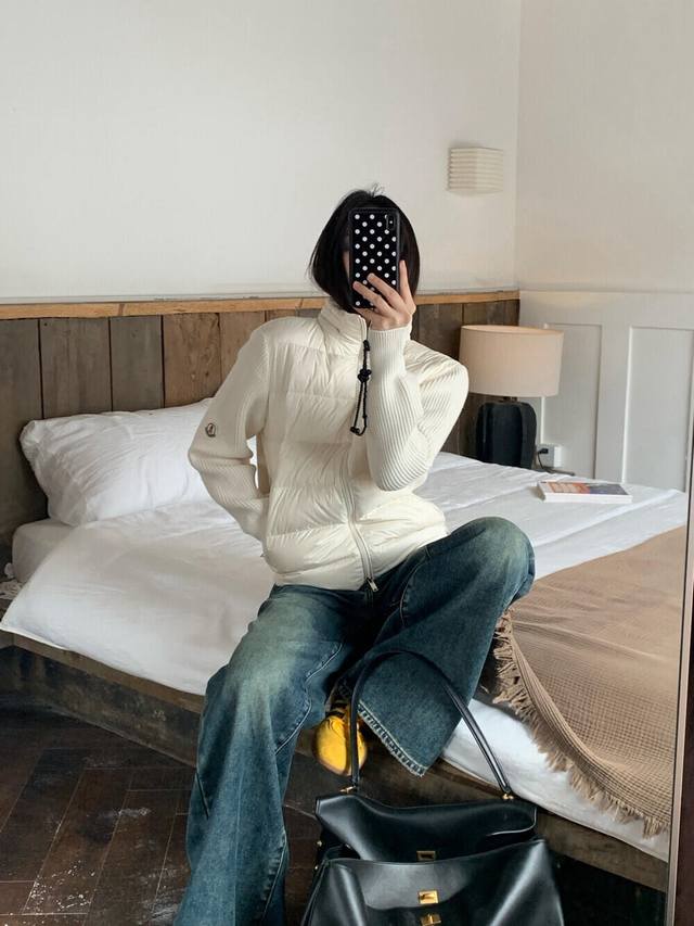 上新 DDD 特价 不退不换只有白色 蒙口三色小蒙包拼接羽绒服 DDD 可折叠户外主义 DDD 温暖核心：鹅绒填充 DDD 设计简洁利落，实用性也超强。 DDD