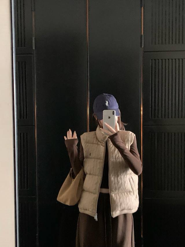 上新 DDD 特价 不退不换 拉夫劳伦.板栗绞花羽绒马甲 DDD 软Fufu 的温暖内核 DDD 填充了优质的白鸭绒 蓬松又锁温 DDD 它将复古绞花、轻盈保暖